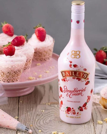 Baileys Strawberries &amp; Cream Liqueur 700ml